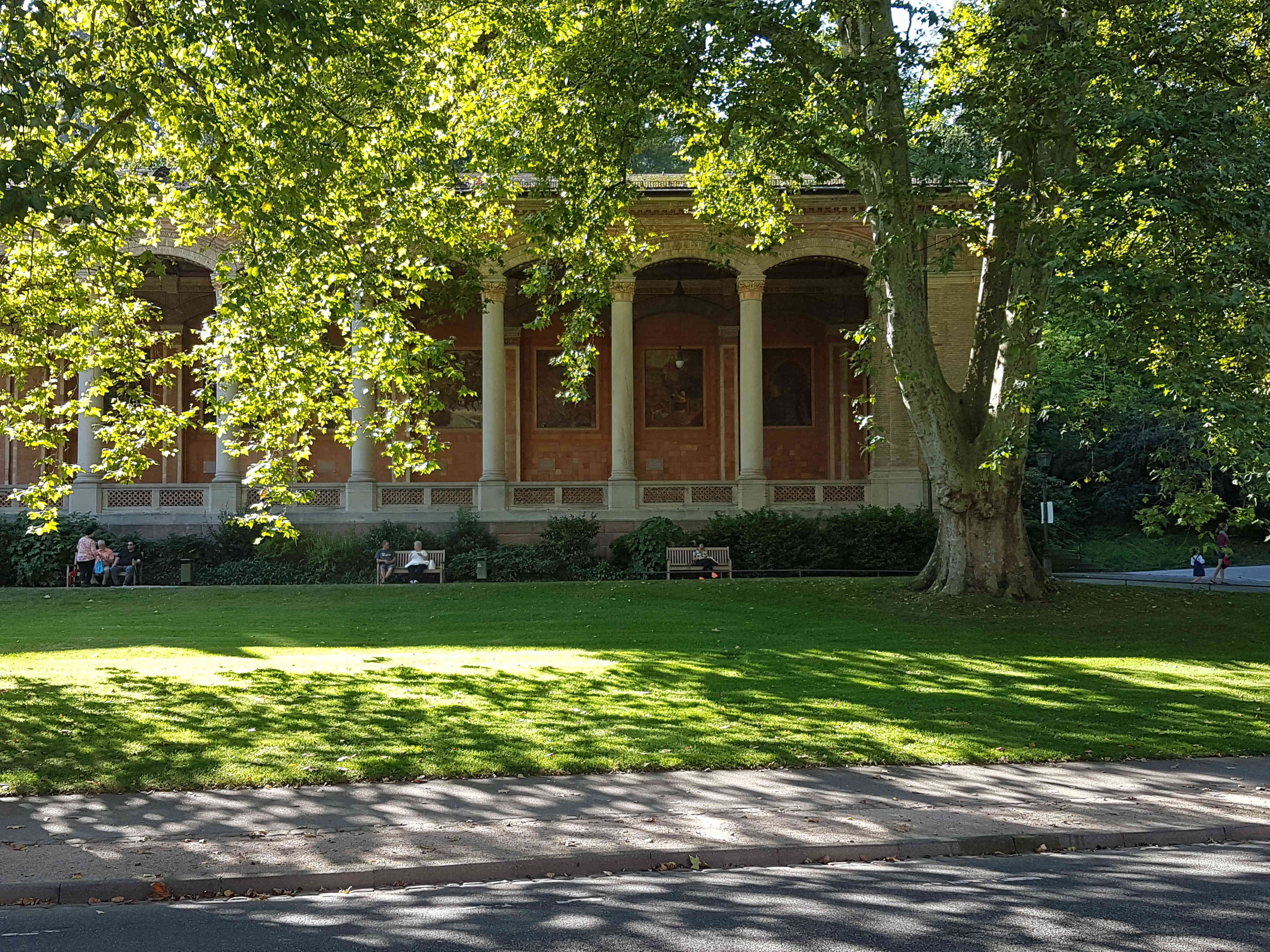 Baden-Baden, über der Trinkhalle