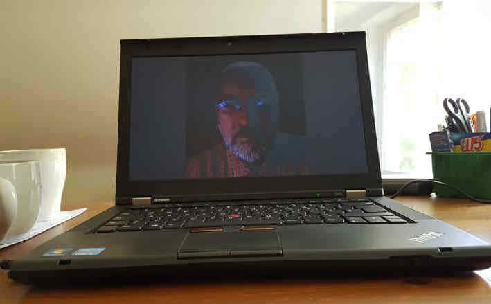 Foto: „Laptop mit Gesicht“.