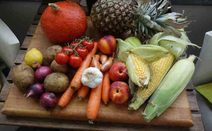 Foto: "Gemüse-Arangement zum Thema Ballaststoffe in Gemüsen und Obst", von idornbrach auf Pixabay